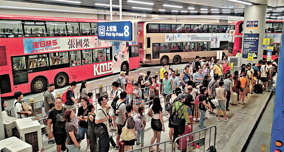 ●重陽假最後一日新皇崗口岸外的公共交通情況。香港文匯報記者郭木又  攝