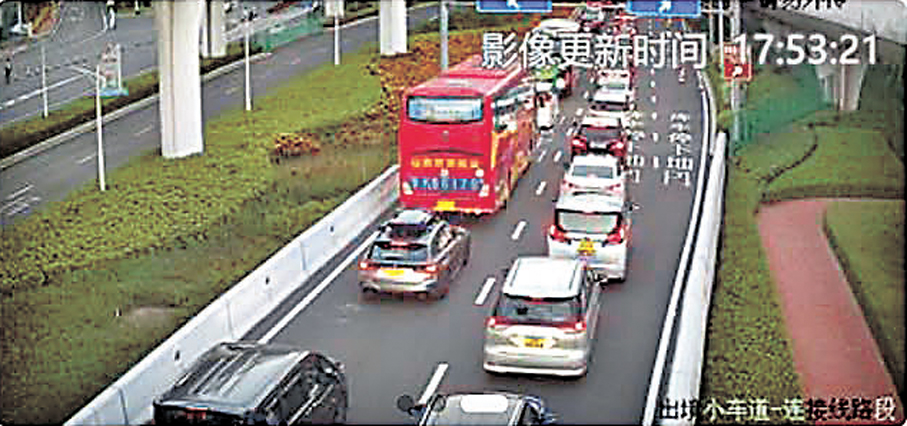 ●港珠澳大橋昨日下午出現返港車潮。港珠澳大橋珠海口岸官網圖片
