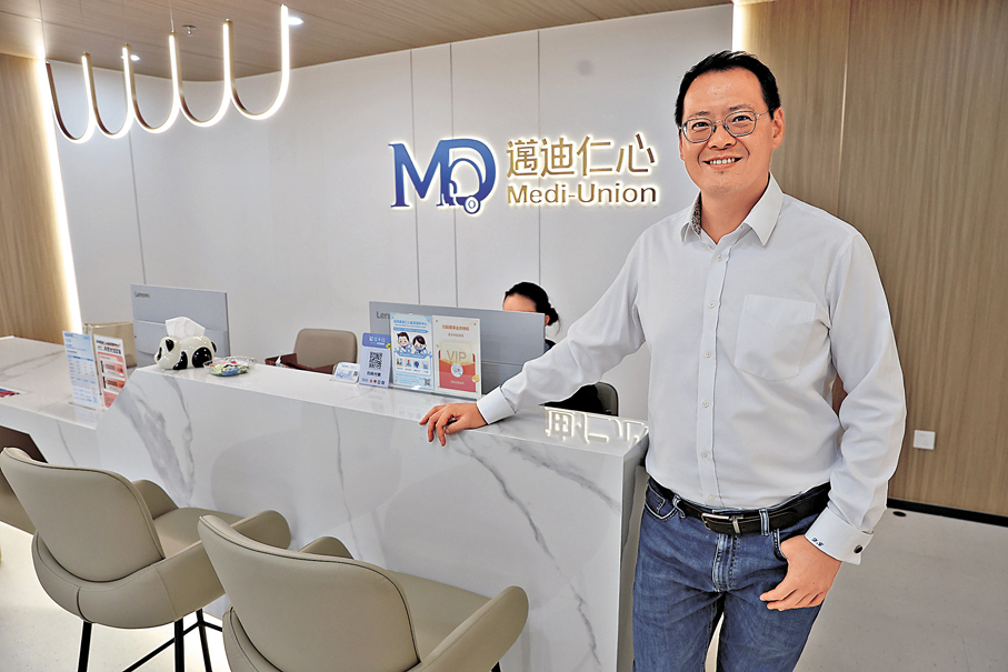 ●周家照認為，完善醫療數據互通、專業互認將對香港病人更有幫助。  香港文匯報記者萬霜靈  攝