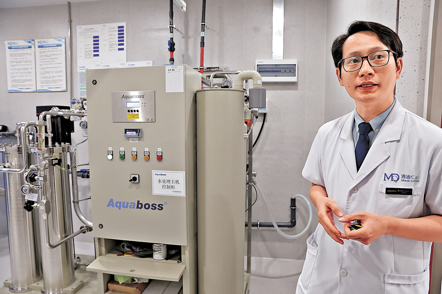 ●黃少忠表示，中心採用德國研發的血液透析水處理系統。  香港文匯報記者萬霜靈  攝