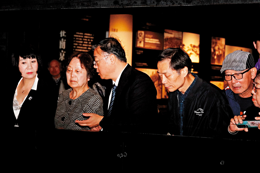 ●侵華日軍南京大屠殺遇難同胞紀念館館長周峰向張盈盈講解南京大屠殺史實。 香港文匯報記者賀鵬飛  攝
