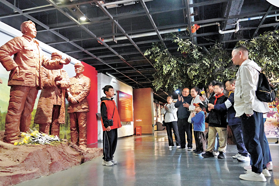 ●10月4日，小講解員在甘肅省隴南市宕昌縣的哈達鋪紅軍長征紀念館內為遊客講解。資料圖片