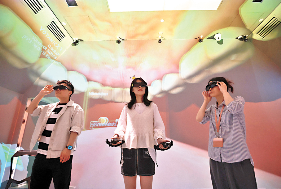 ●理大遊戲教學團隊展示MetaRoundWorm的VR教學方案，以一關接一關的模式進行。 香港文匯報記者郭木又  攝