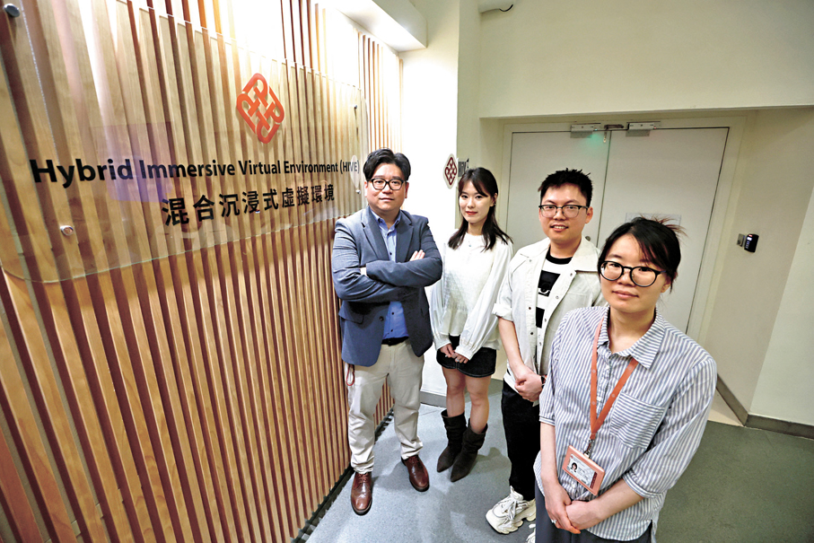 ●李力恒（左一）帶領理大團隊研發沉浸式教育系統MetaRoundWorm。 香港文匯報記者郭木又  攝
