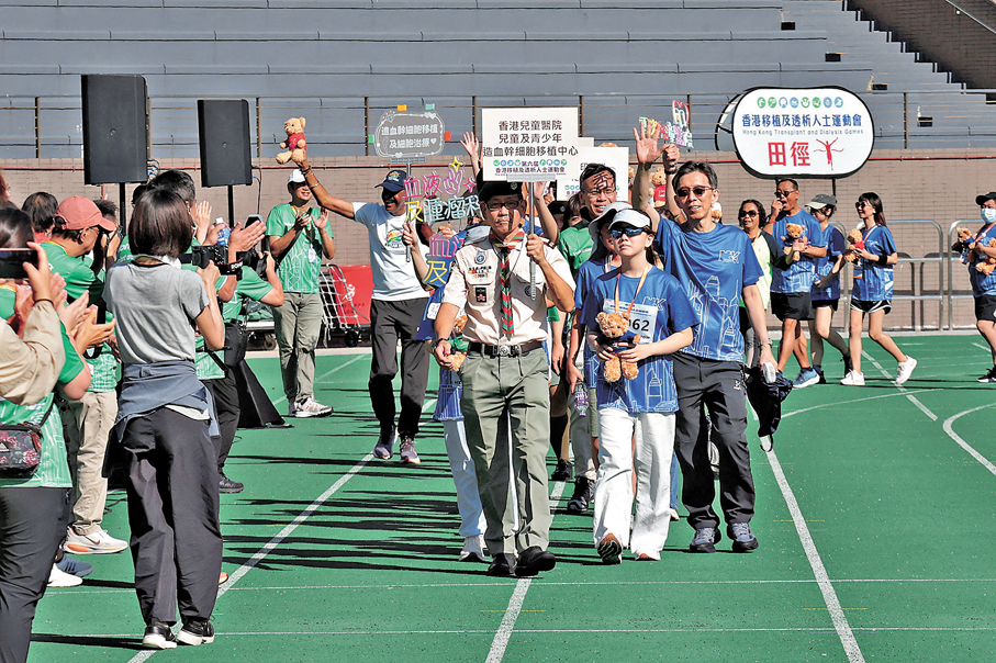●第六屆香港移植及透析人士運動會大會典禮昨日上午在將軍澳運動場舉行，共有473名參賽者。香港文匯報記者北山彥  攝