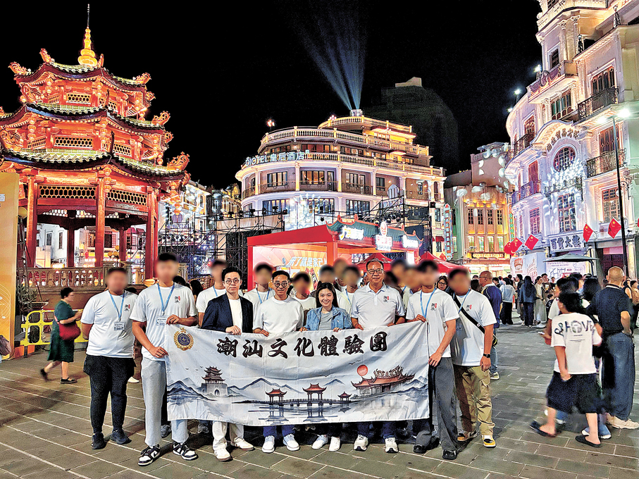 ●黃國興（前排左三）、贊助人靳佳宏（前排左二）率團遊覽汕頭小公園。 懲教署圖片