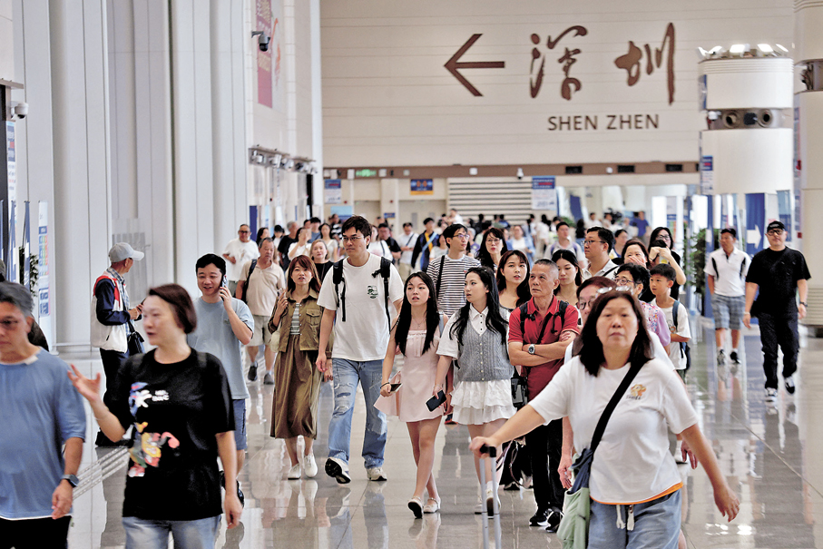 ●新皇崗口岸開通後，不少市民第一時間到場體驗「合作查驗、一次放行」通關模式，反映大家對跨境新設施有所期待。圖為重陽節假期期間，新皇崗口岸人流絡繹不絕。 資料圖片