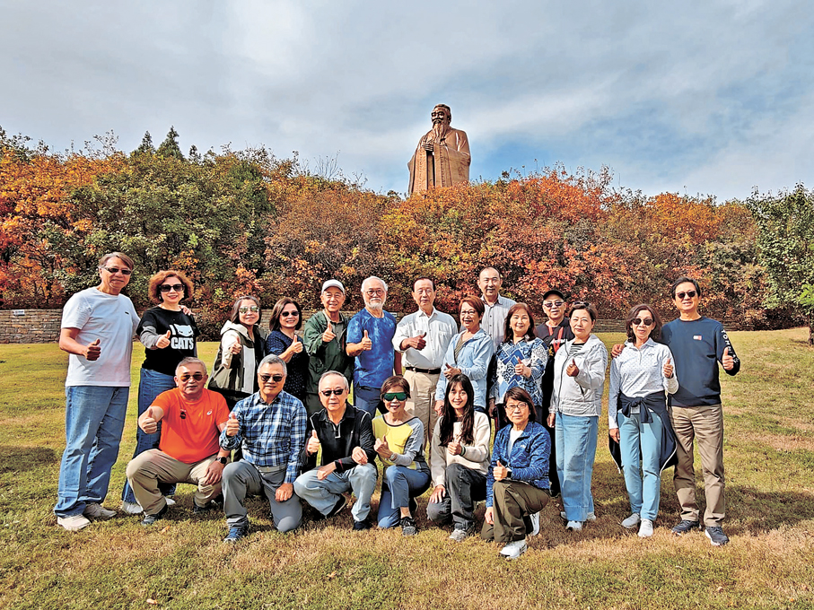 ●「愛心小團隊」在孔子銅像下和陳英傑會長、王振明總理和惲福龍校長歡喜合照。作者供圖