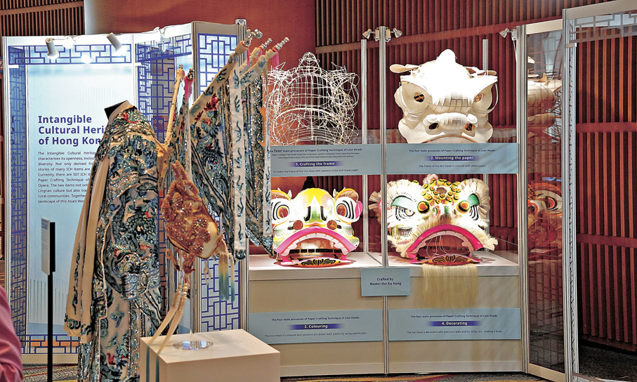 ●財長會主會場旁的茶歇區化身小型文化展廊。圖為香港非遺醒獅獅頭紮作與華美精緻的粵劇戲服展品展出。 香港文匯報記者曾興偉  攝