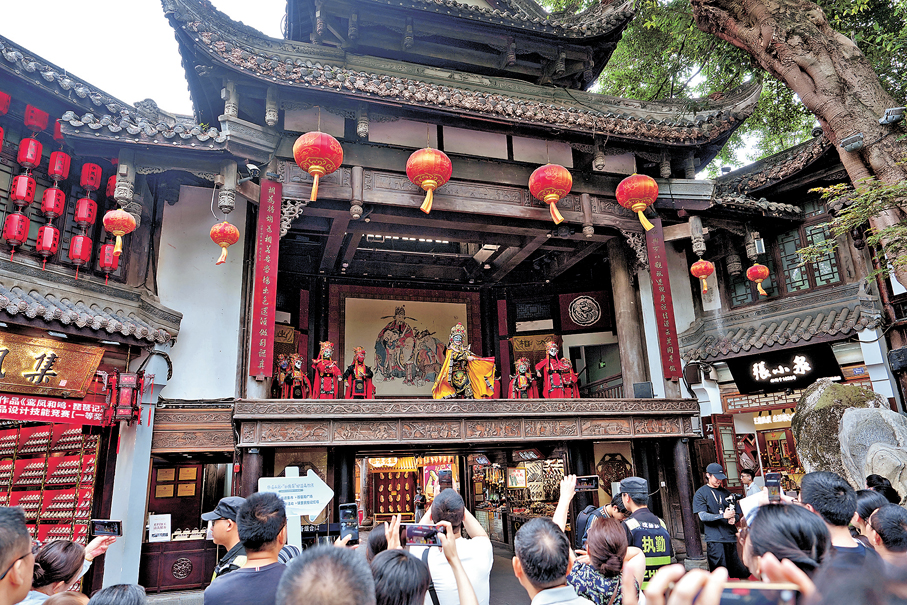 ●中國將制定文化遺產保護法。圖為早前成都武侯祠博物館活動吸引遊客打卡拍照。   資料圖片
