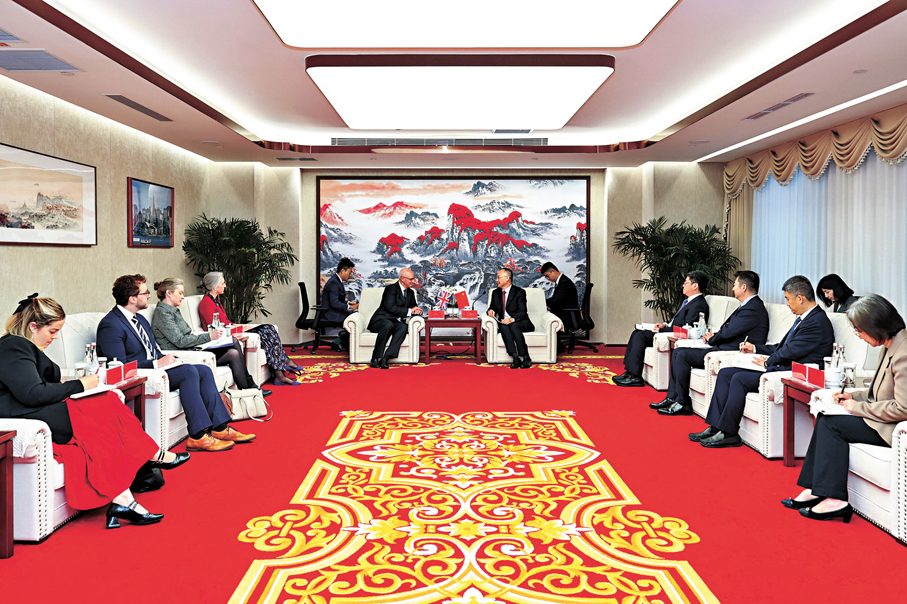 ●中央港澳辦、國務院港澳辦副主任農融會見英國駐華大使魏磊。 港澳辦圖片