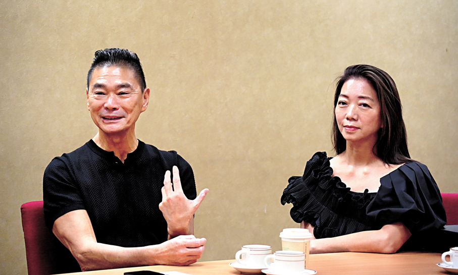●鄧達智（左）和劉玉蓮（右）介紹時裝匯演設計理念。    香港文匯報記者曾興偉  攝