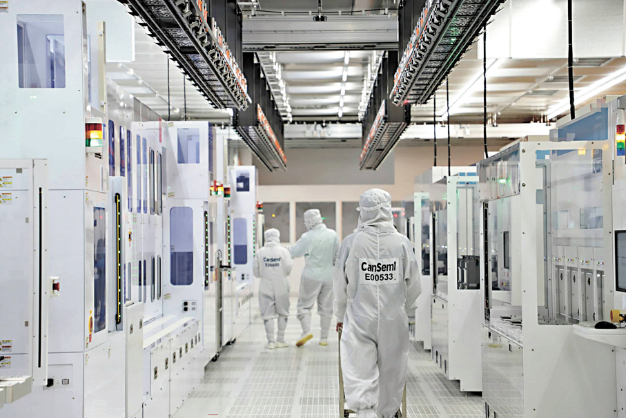 ●廣東正全力推動人工智能賦能製造業，推動傳統產業優化升級，持續做大做強先進製造業。圖為粵芯半導體工程師進行設備巡檢。 資料圖片