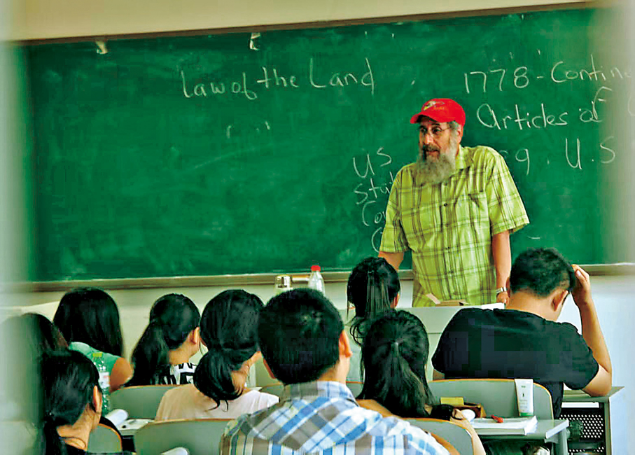 ●馬克·力文在中央民族大學課堂上授課。