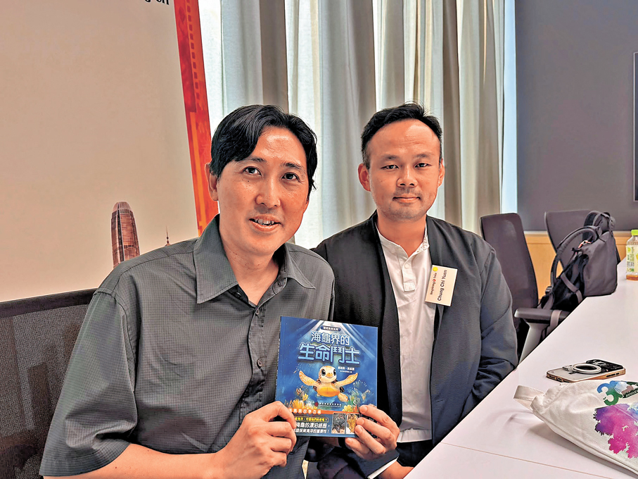 ●明愛陳震夏郊野學園校長鍾智遠（左）與資訊科技技術員郭志民   丁寧 攝