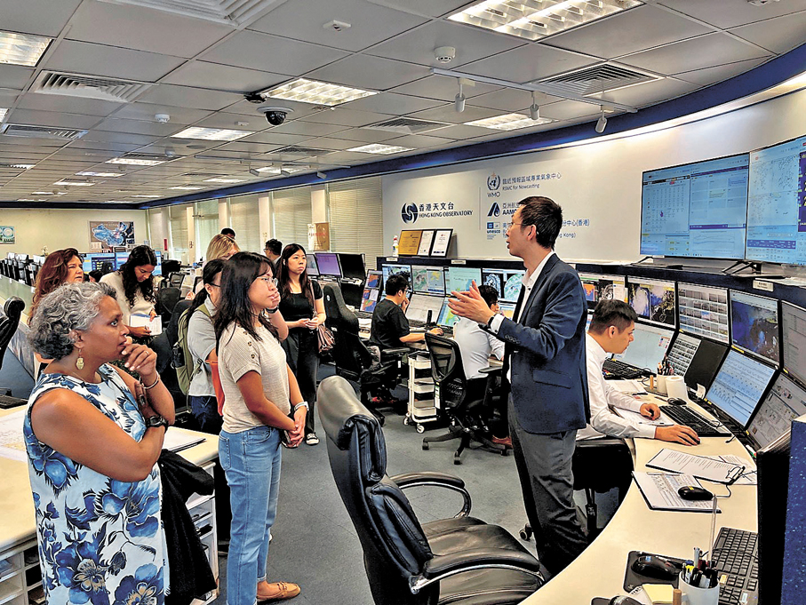 ●Urban-PREDICT國際研究團隊實地考察香港天文台，了解天氣監測、預報及預警的日常運作。   科大供圖