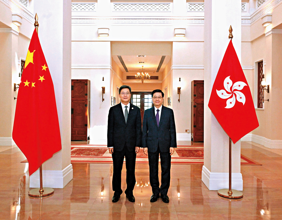 ●香港特區行政長官李家超（右）昨日在禮賓府與國家財政部部長藍佛安會面，並感謝他率團到港主持2026年亞太區經濟合作組織財政部長會。 政府新聞處