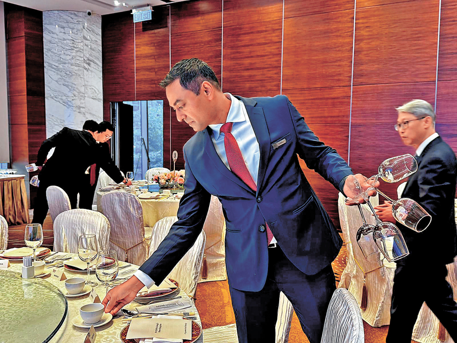 ●酒店員工Draj表示，今次針對APEC訪港嘉賓的專項培訓幫助非常大，也是他第一次系統學習如何服務短期來港參與國際會務的高端外籍賓客。 受訪者供圖