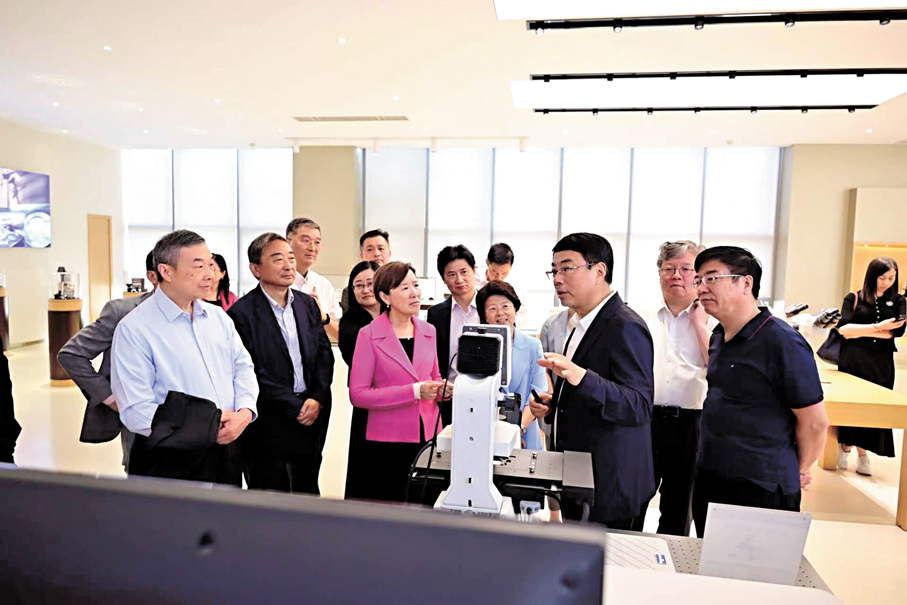 ●香港科技大學校長葉玉如一行到訪永新光學考察交流。受訪者供圖