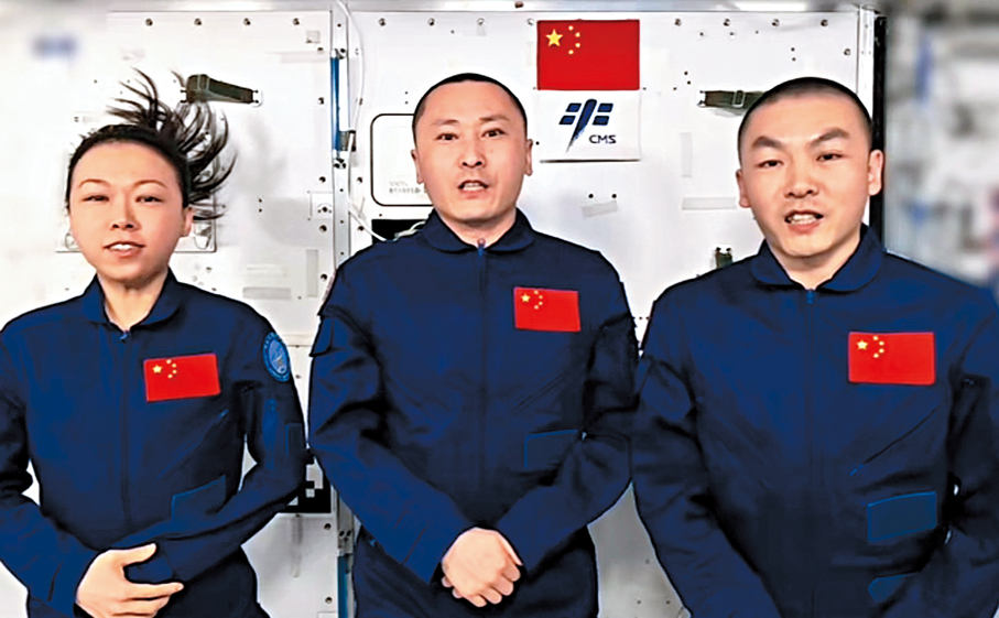 ●神舟二十三乘組航天員黎家盈、朱楊柱、張志遠（從左至右）以在軌視頻形式向偉大長征精神深情致敬，「祖國繁榮昌盛，我們不負重託。」視頻截圖