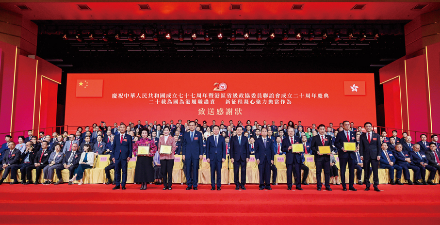 ▲聯誼會向創會及歷屆理事會領導致送感謝狀，感謝他們為聯誼會建設發展作出的貢獻。