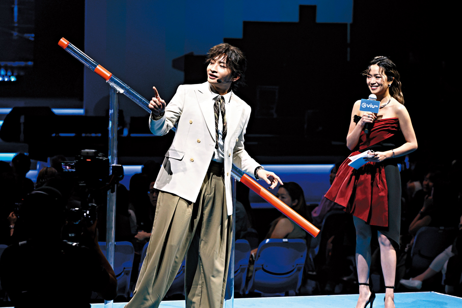 ●何啟華（左）介紹新遊戲節目《The Cube》。 香港文匯報記者黃艾力  攝