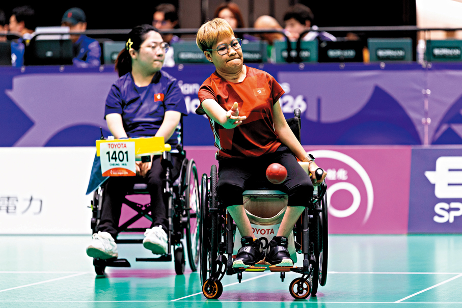 ●劉慧茵（右）於硬地滾球女子BC4級個人賽決賽勝出，為港隊摘下今屆亞殘運首金。 中國香港殘疾人奧委會供圖