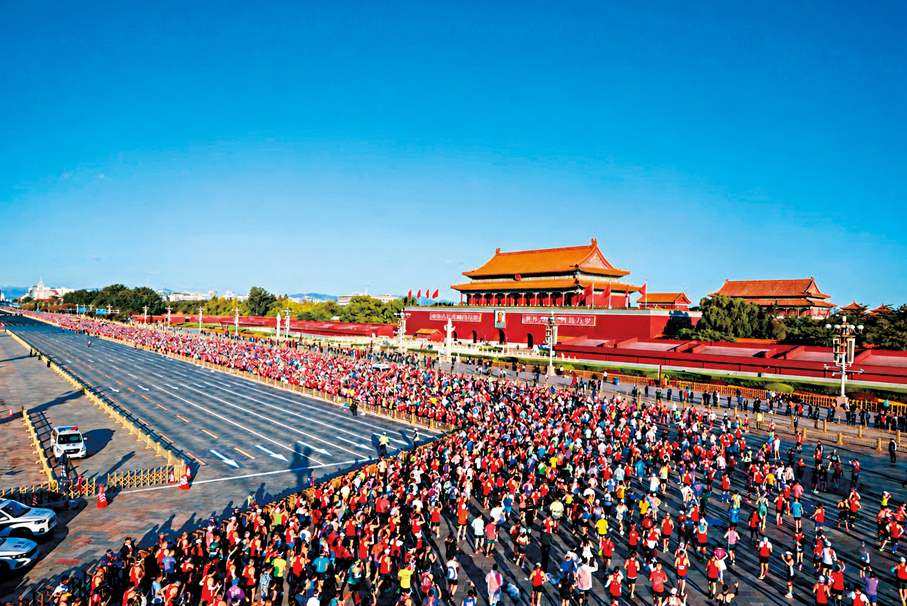 ●2026北京馬拉松暨全國馬拉松錦標賽在北京天安門廣場舉行。 Adidas供圖
