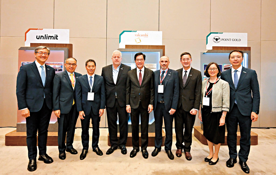 ●黃偉綸、許正宇等官員與企業代表交流並合影。 黃偉綸Fb圖片
