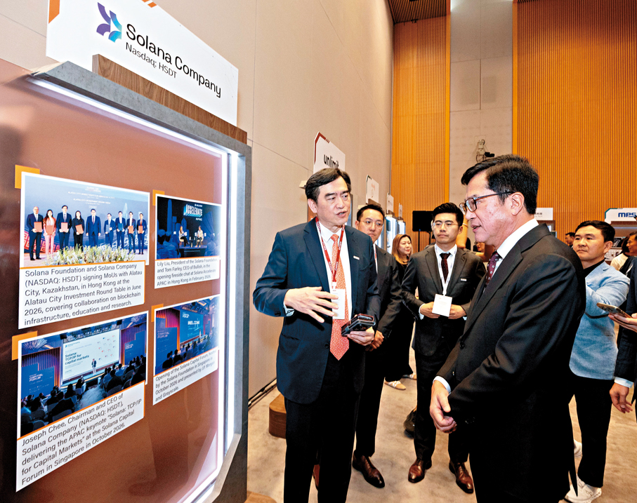 ●財政司副司長黃偉綸出席引進重點企業辦公室舉行的重點企業簽署儀式。圖為黃偉綸（右）與企業代表交流。 政府新聞處