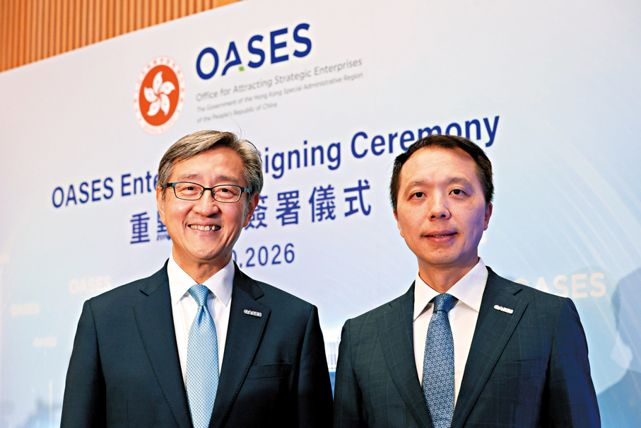 ●引進重點企業辦公室主任任景信（左）表示，新一批重點企業將進一步壯大香港策略性產業發展，並豐富本港創科生態圈。香港文匯報記者萬霜靈  攝