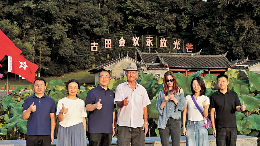 ●潘妧紗（右三）重走長征路時與舊址合影。