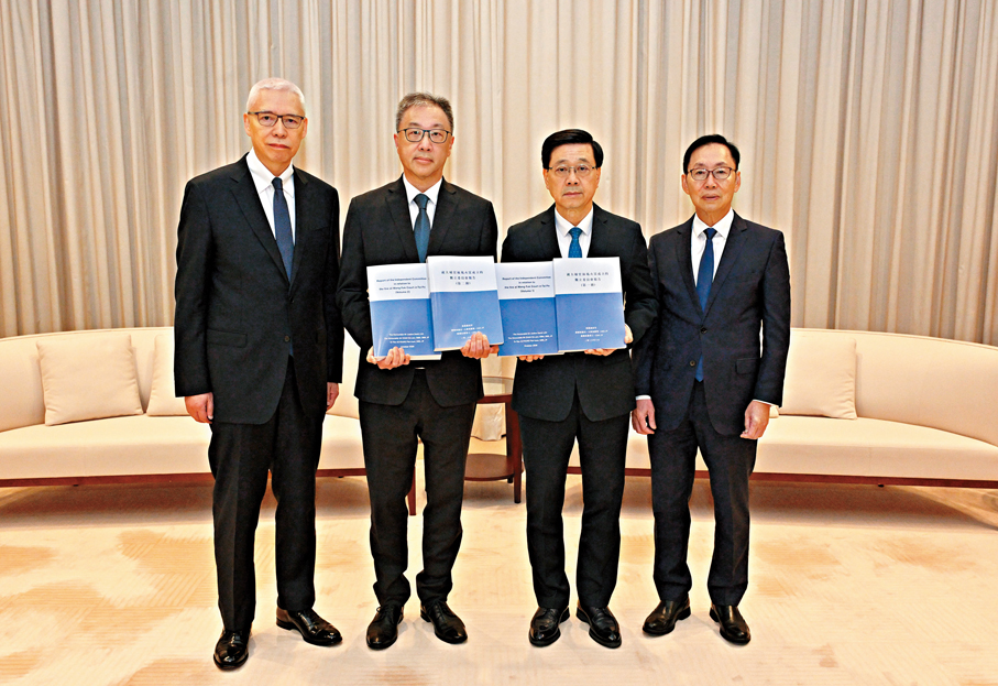●行政長官李家超（右二）昨日收到就大埔宏福苑火災成立的獨立委員會主席陸啟康（左二）、委員陳健波（右一）及歐陽伯權（左一）呈交的報告。政府新聞處