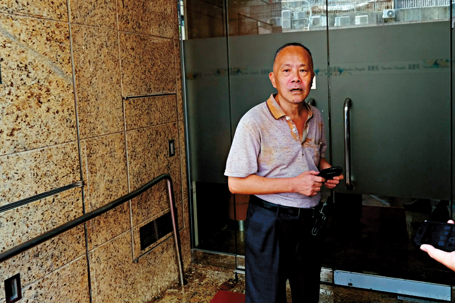 ●彭先生表示，近日聽聞有數名業主討論想更換承辦商，但不知是否可行。香港文匯報記者涂穴  攝