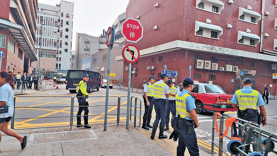 ●警方昨日在紅磡世界殯儀館附近部分道路實施交通管制。香港文匯報記者鄺福強  攝