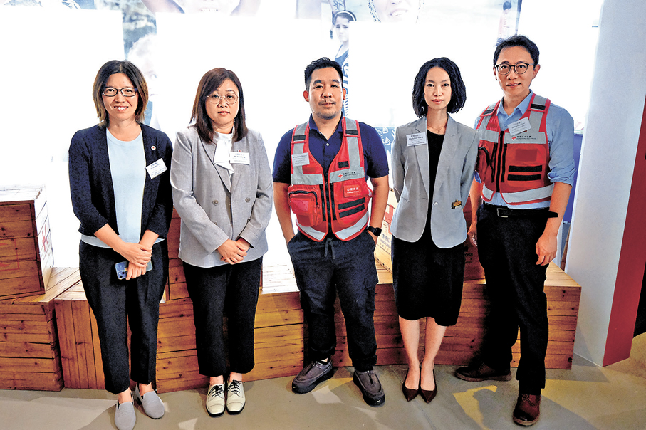 ●香港紅十字會昨日舉行傳媒分享會。左起：程德君、凌靜妍、Prednison Morales、曾雅詩、鄒有銘。香港文匯報記者涂穴  攝