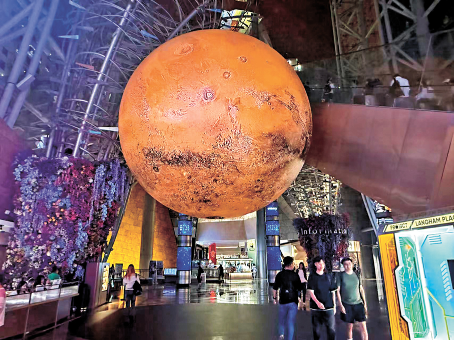 ●《MARS》火星藝術裝置懸浮於旺角鬧市商場。記者張岳悅 攝