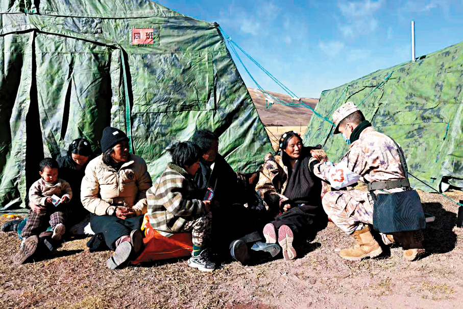 ●10月23日，西藏那曲軍分區官兵在巴青縣瑪如鄉格隆改村安置點為受災群眾巡診。 新華社