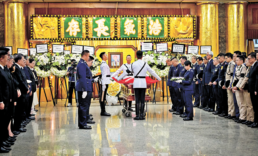 ●朱振國的靈柩蓋上香港特別行政區區旗。政府新聞處