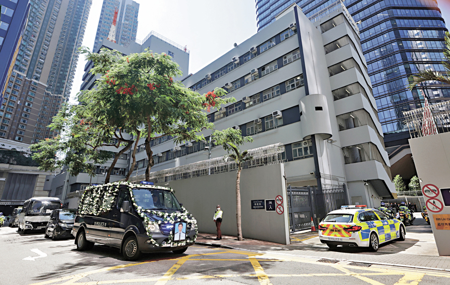 ●靈柩舁送至長沙灣警署進行道別儀式。香港文匯報記者郭木又  攝