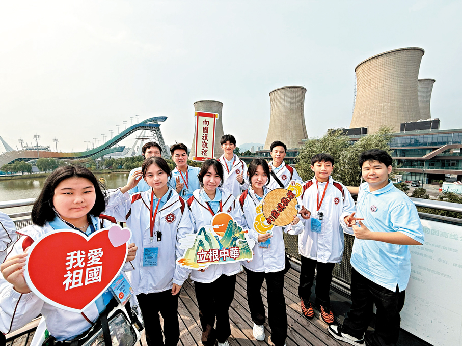 ●同學登上高空步道，滑雪大跳台、冷卻塔、群明湖等一覽無遺。學校供圖