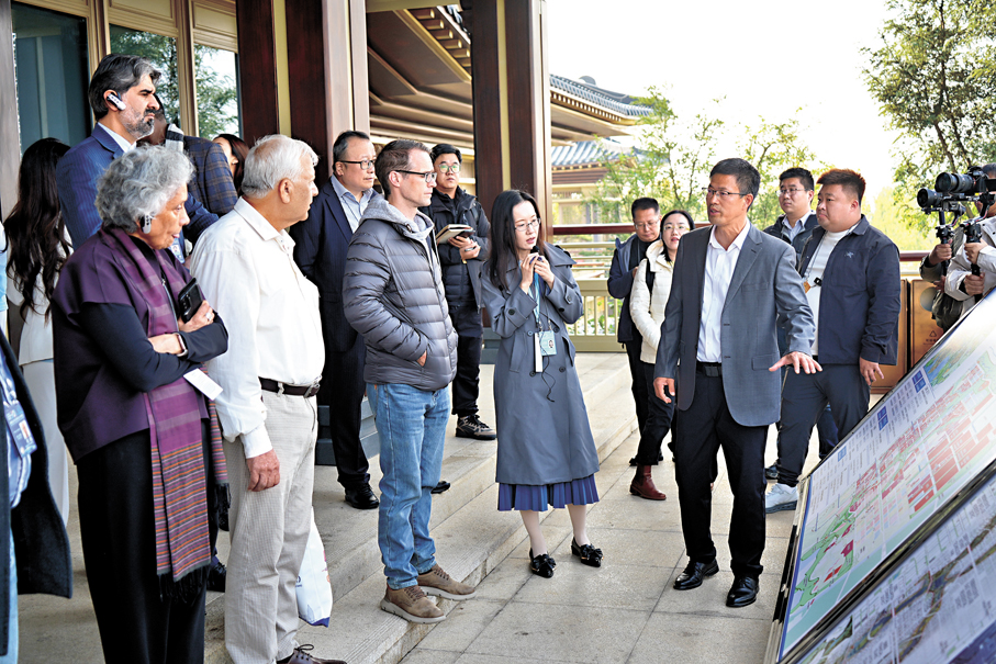 ●10月23日，2026全球治理論壇（雄安）與會嘉賓在啟動區城市建設現場（城苑軒）了解雄安新區建設情況。新華社