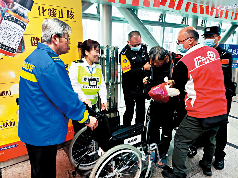 ●深圳工聯諮詢服務中心協助護送有需要港人回港就醫。工聯會供圖