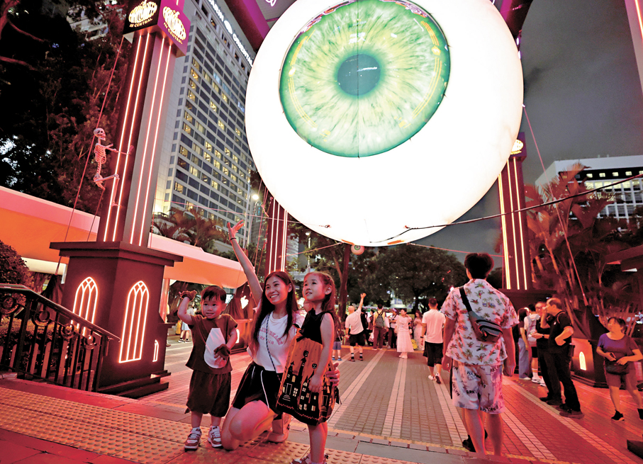 ●大眼球成為展覽「地標」，吸引一家大小特地到場舉手拍照，甚為興奮。