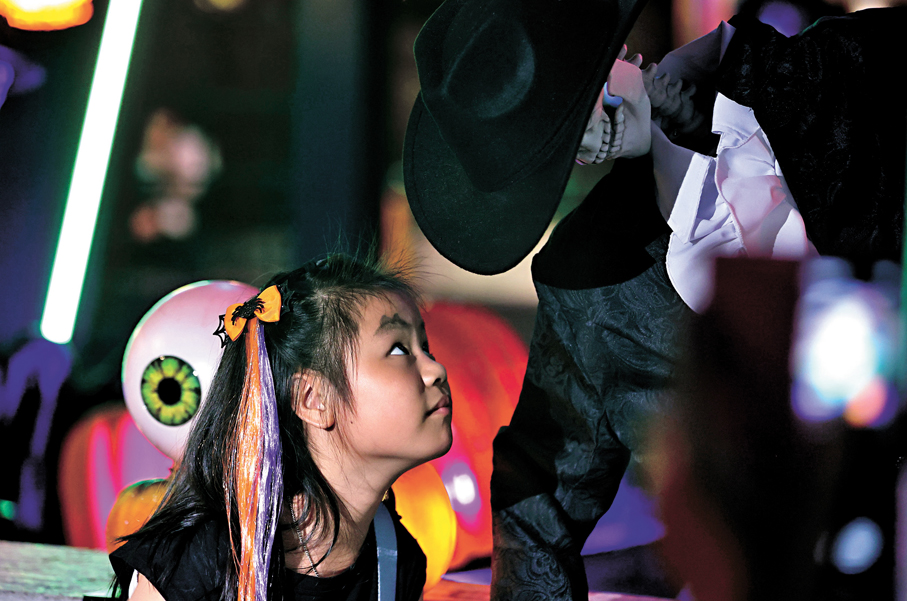●小朋友無懼鬼怪，好奇地與其凝視對望，似乎想透過眼神把內心的情感傳遞給對方。