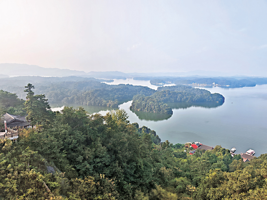 ●站在龍王島上，俯瞰湖光山色。