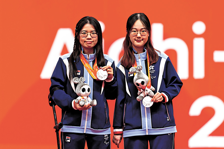 ●焦瑾珊，王愉程於女子乒乓WD14級雙打獲銀牌。中國香港殘疾人奧委會供圖