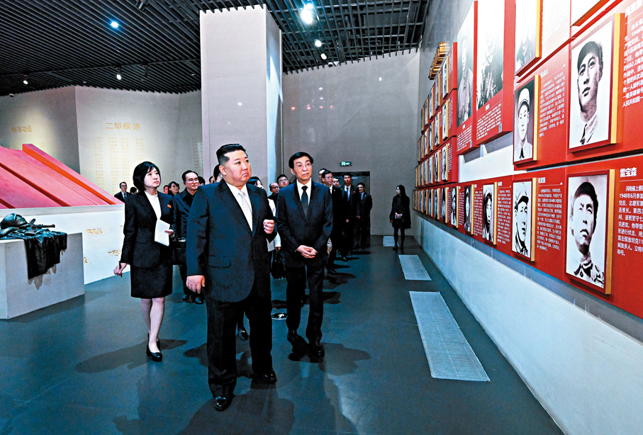 ●10月24日，中共中央政治局常委、全國政協主席王滬寧陪同朝鮮勞動黨總書記、國務委員會委員長金正恩訪問丹東，轉達習近平總書記、國家主席的親切問候和良好祝願。這是王滬寧陪同金正恩參觀抗美援朝紀念館。  新華社