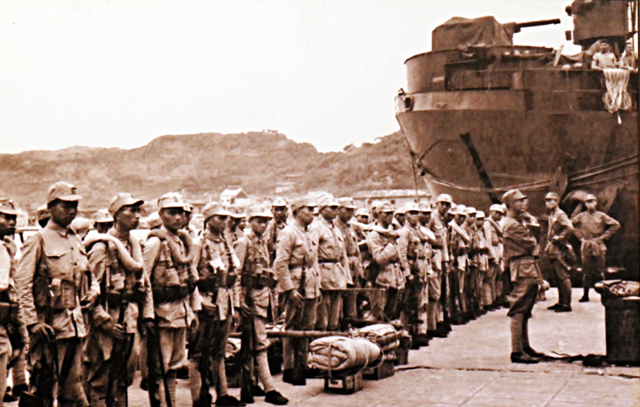 ●1945年10月17日，第七十軍官兵在台灣基隆港登陸。香港文匯報南京傳真