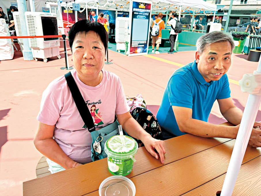 ●謝太認為嘉年華食物價格平實又美味。 香港文匯報記者黃子龍 攝